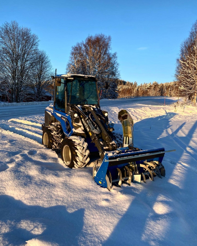MultiOne mini loader 8.5 series 09 on snow