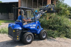 Multione 5.3K grapple bucket grabbing and lifting tree branches