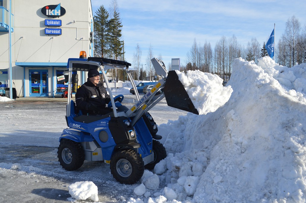 General bucket lifting snow