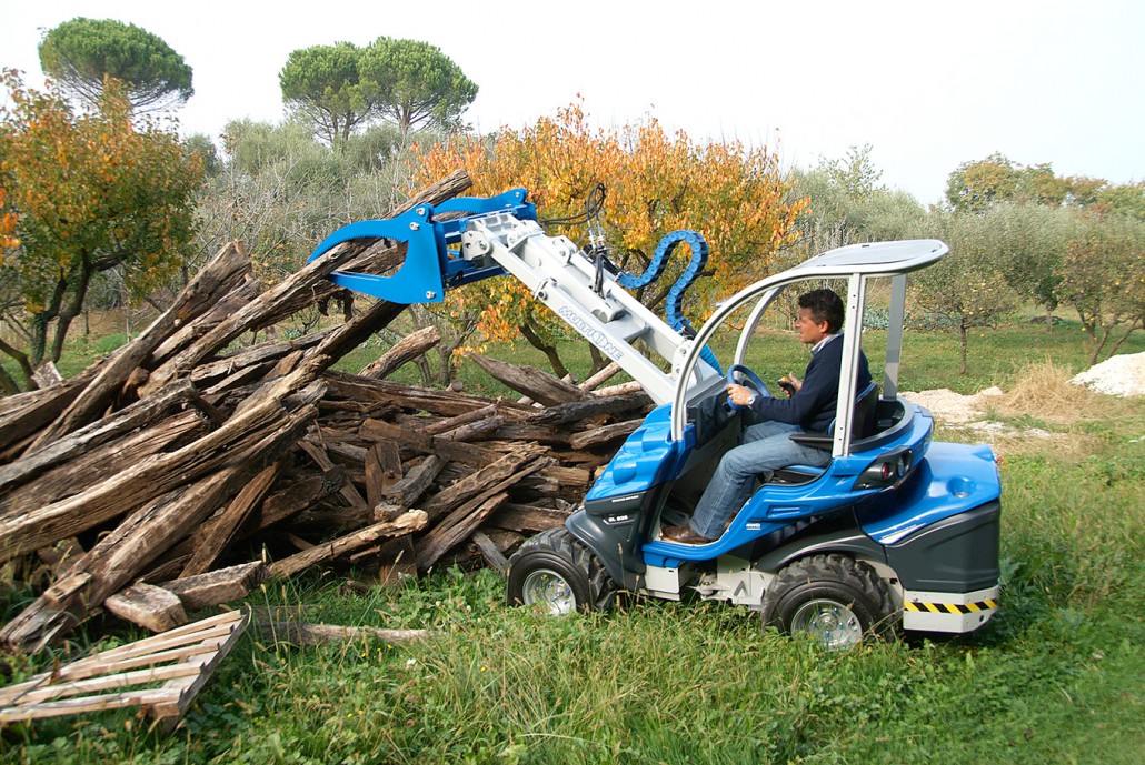 high volume log grab moving wood logs