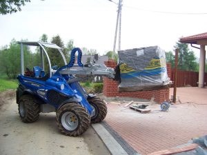 Pallet fork lifting a heavy weight