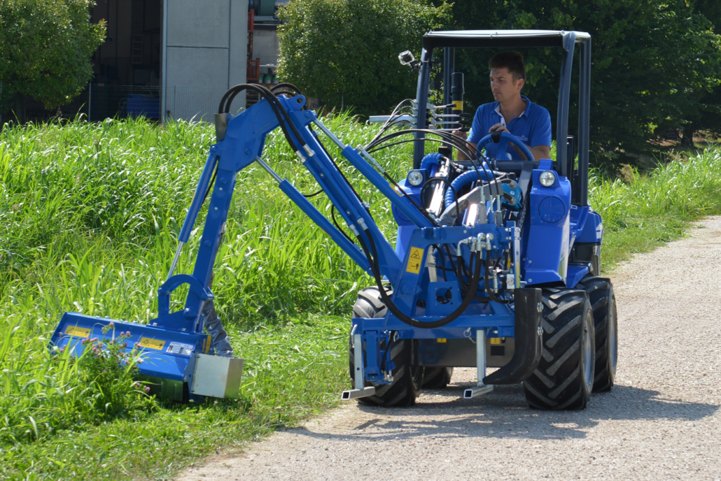 Side boom with flail mower DZ1 front view