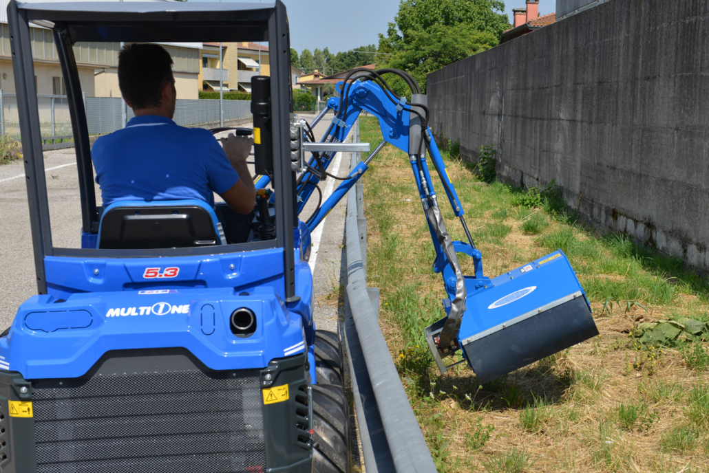Side boom with flail mower DZ1 seen from behind