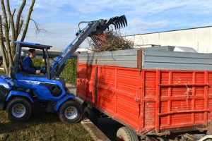 silage fork in action