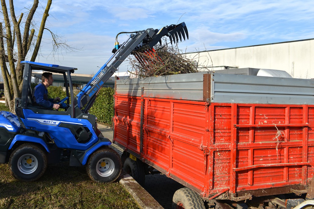 silage fork in action