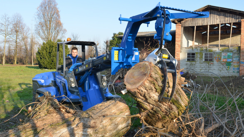 timber grab in action seen from the front